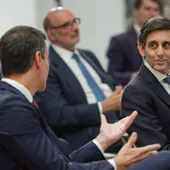 El presidente de Telefónica, José María Álvarez Pallete, charla con Pedro Sánchez (de espaldas)