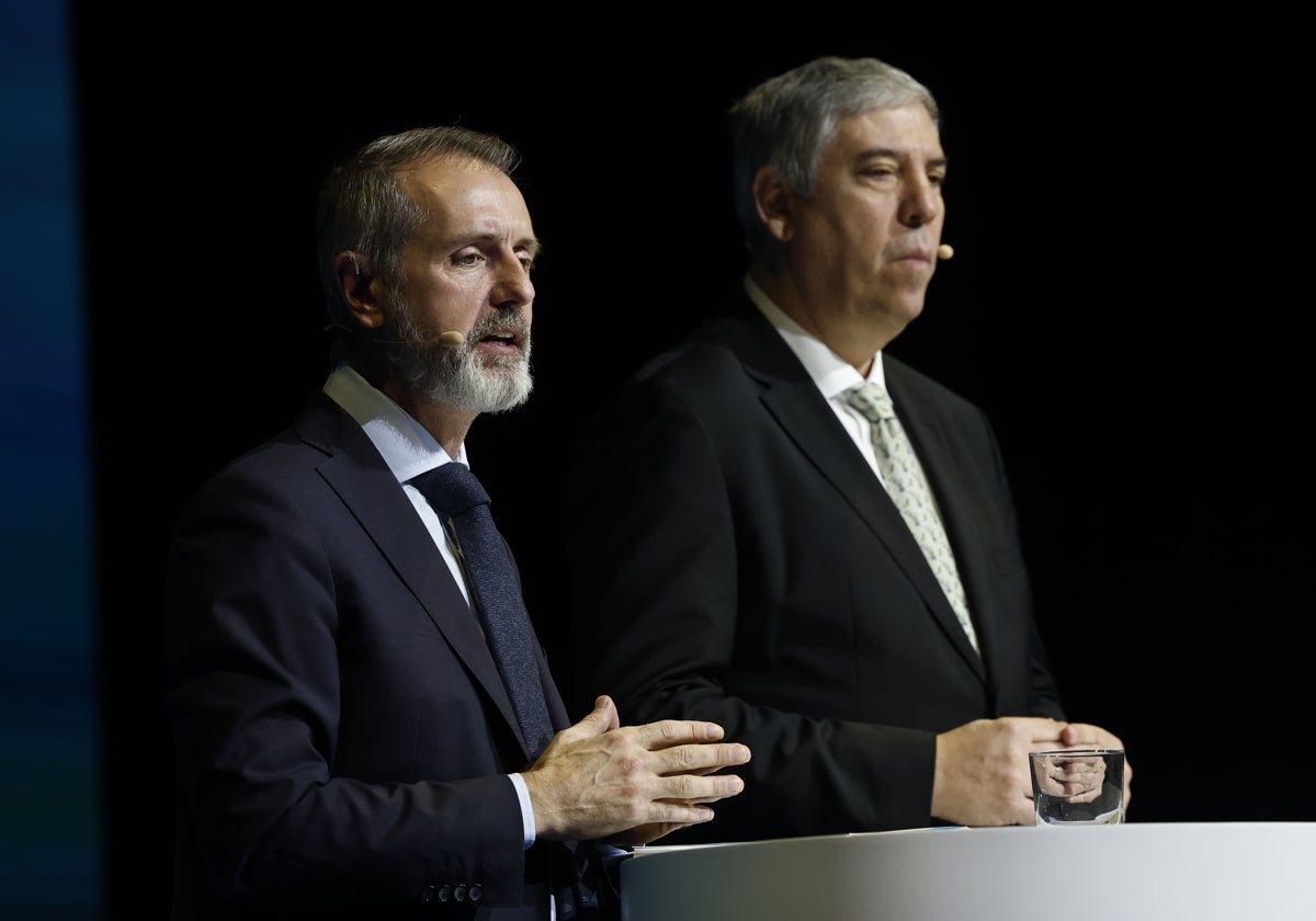 El presidente y el consejero delegado de Indra, Marc Murtra (i) y José Vicente de los Mozos