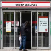 Una persona accede a una oficina de empleo en Madrid