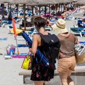 Turistas disfrutan del sol en la playa de Peguera, este jueves en el municipio mallorquín de Calvià.
