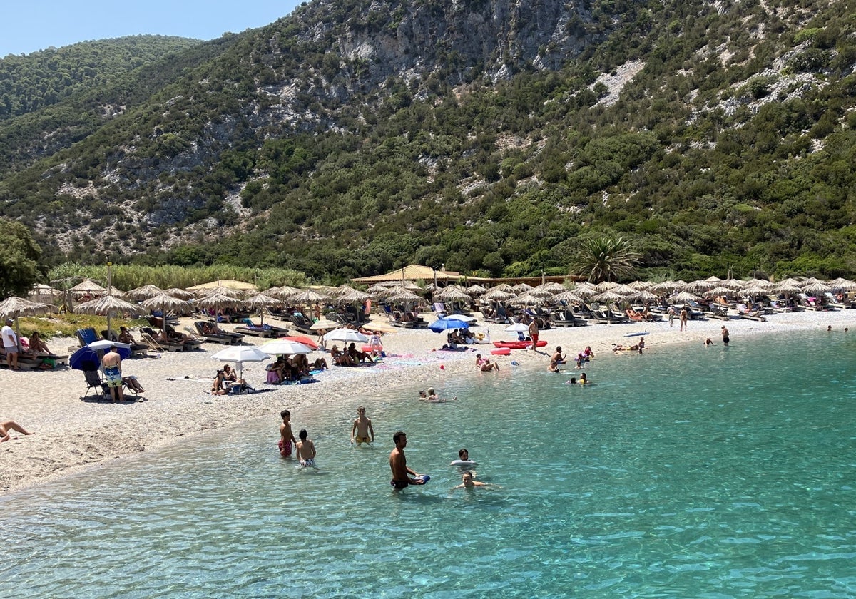 Bañistas en una playa de la isla Skopelos