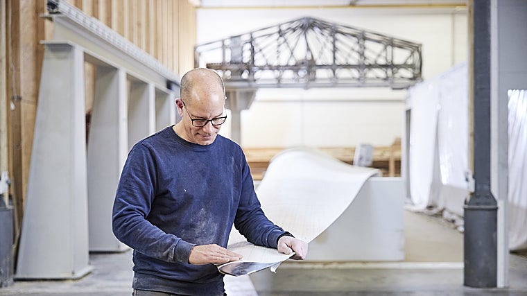 La pala de madera que ha diseñadoy fbricado la startup Voodin Blades Technology. Al fondo de la imagen está la fresadora de control numérico que puede dar la forma precisa a la pala que el cliente quiere