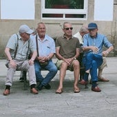 Un grupo de jubilados en la Plaza de la Herrería (Pontevedra)