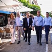 El presidente del PP, Alberto Núñez Feijóo, paseando por Sevilla con Juanma Moreno y Juan Bravo