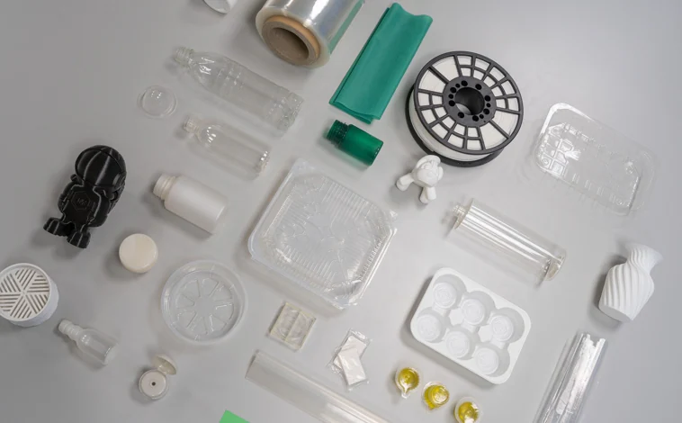 Imagen principal - Diversos envases realizados con bioplástico de PLA Premium, de la startup Adbioplastics, y filamentos con el mismo material para una impresora 3D
