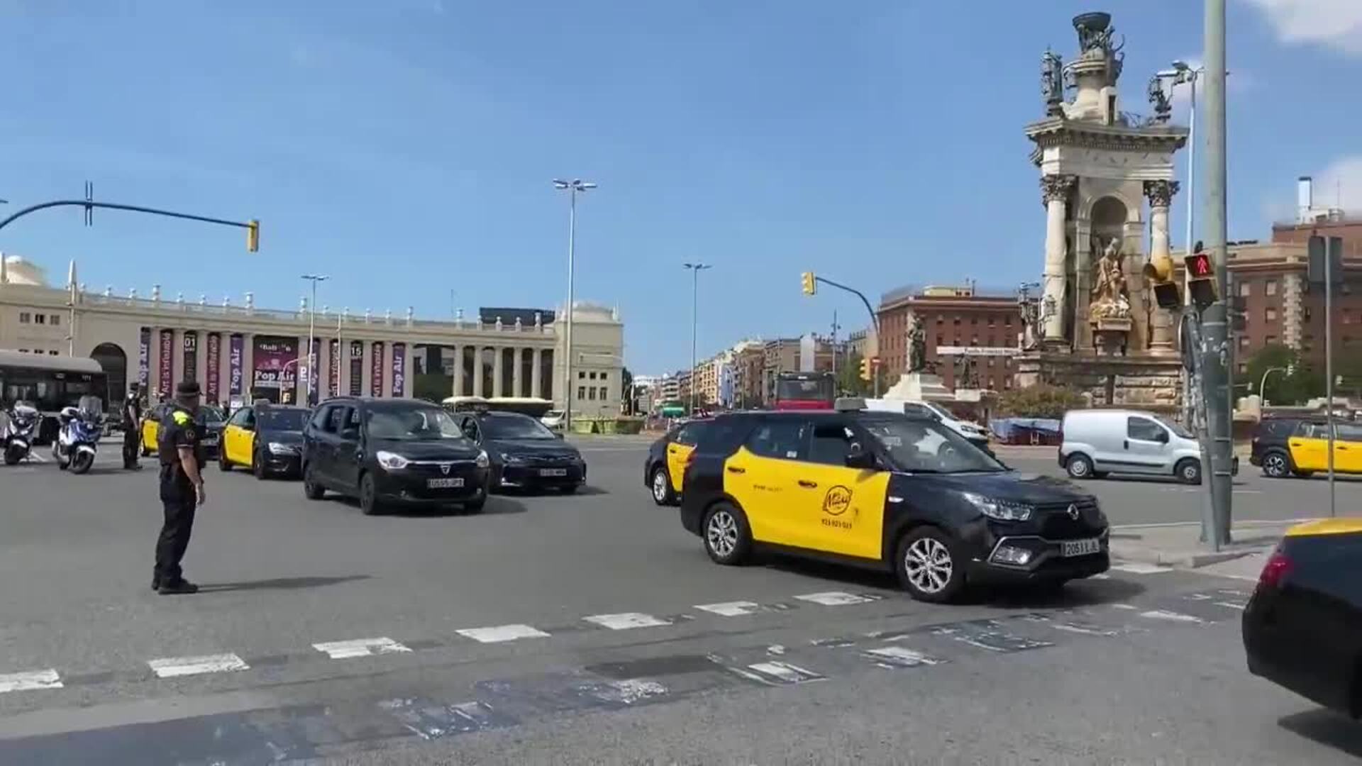 Los taxistas protestan contra los VTC con una marcha lenta por el centro de Barcelona