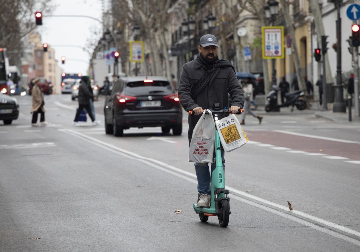Una persona circulando con un patinete en Madrid