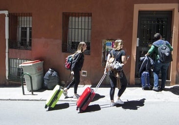 Ofensiva de los ayuntamientos para frenar los pisos turísticos