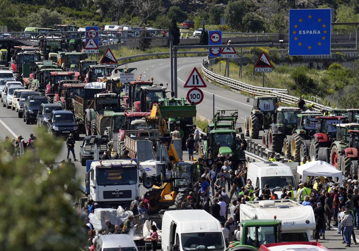 La autopista AP-7 completamente cerrada al tráfico en dirección a Francia por las protestas de agricultores