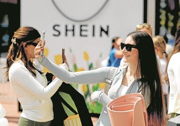 Varias clientas se fotografían ante una tienda de Shein en Otawa