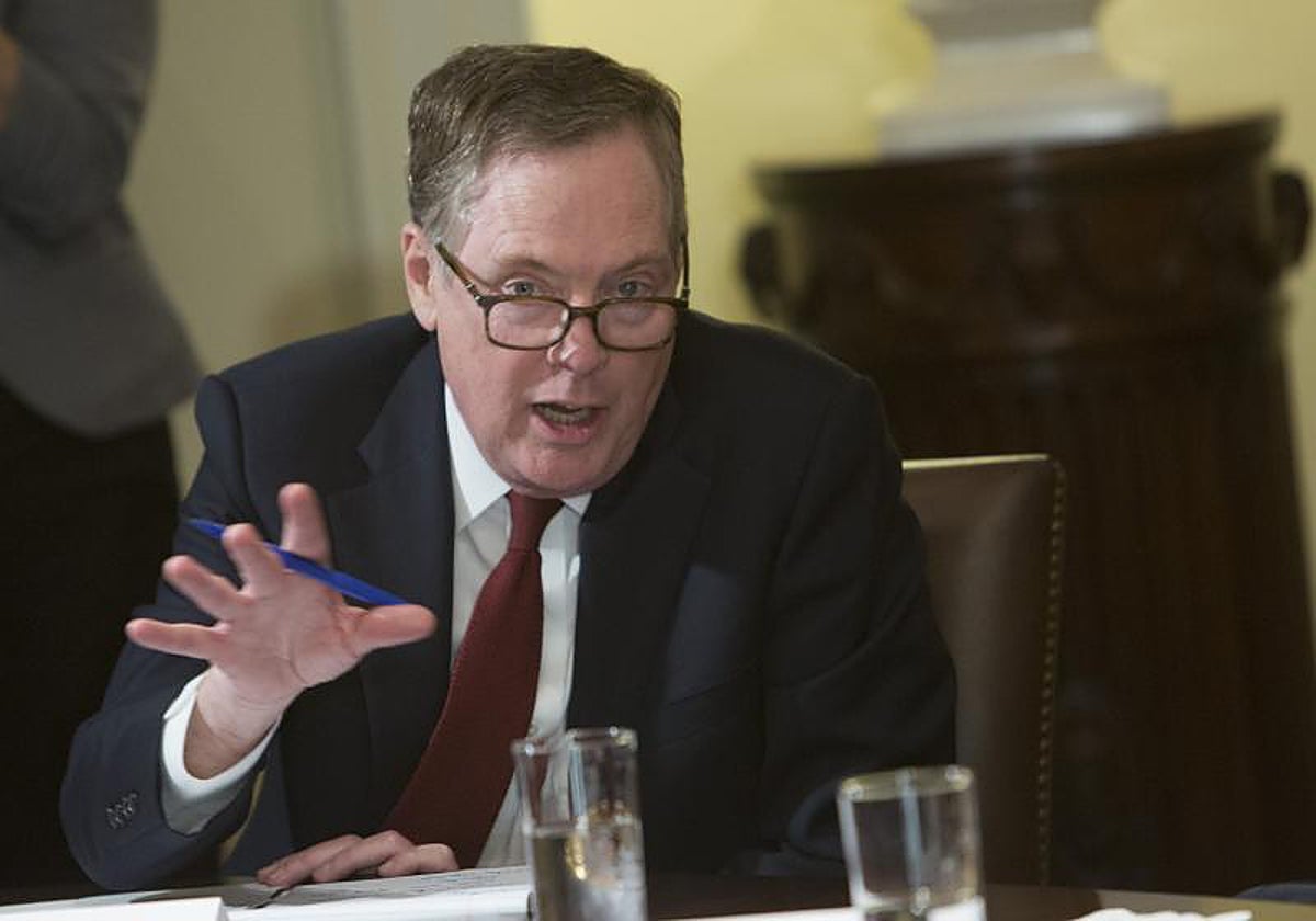 El representante comercial de Estados Unidos, Robert Lighthizer, habla durante una reunión sobre comercio con gobernadores y miembros del Congreso en la Casa Blanca