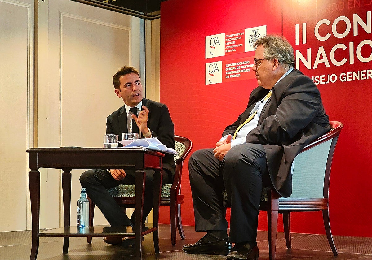 El diputado del PSOE, Pedro Casares, y el director del departamento de Economía de CEOE, Gregorio Izquierdo, en el II Congreso Nacional del Consejo General de los Colegios de Gestores Administrativos de España y del ICOGAM