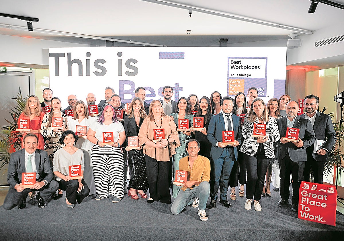 'Foto de familia' de los premiados en la primera edición de los Best Workplaces en Tecnología, celebrados esta semana en la sede de ABC