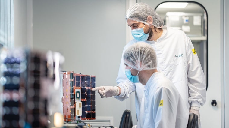 La empresa Alén Space nació como una spin-off de la Universidad de Vigo. Esta especializada en el diseño, fabricación y comercialización de pequeños satélites que se denominan CubdSat, como el de la imagen