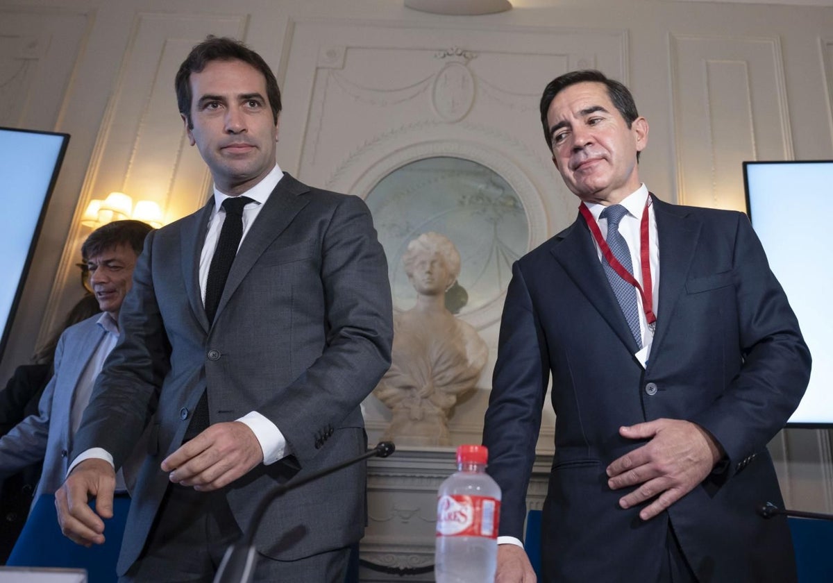 El ministro de Economía, Carlos Cuerpo, y el presidente del BBVA, Carlos Torres, en la Menéndez y Pelayo