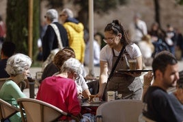 La mitad de los españoles acude a restaurantes al menos una vez a la semana, un 28% más que el año pasado