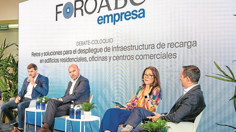 Adrien Castagnié (ChargeGuru España), Pedro González Cabezas (Grupo Lar), Pablo de Regoyos (Iberdrola) y Yolanda Riber (Empresas por la Movilidad Sostenible)
