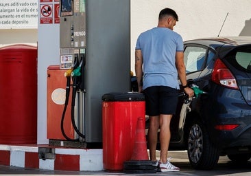 Llega la primera operación salida del verano con los carburantes en su segundo precio más elevado de la historia