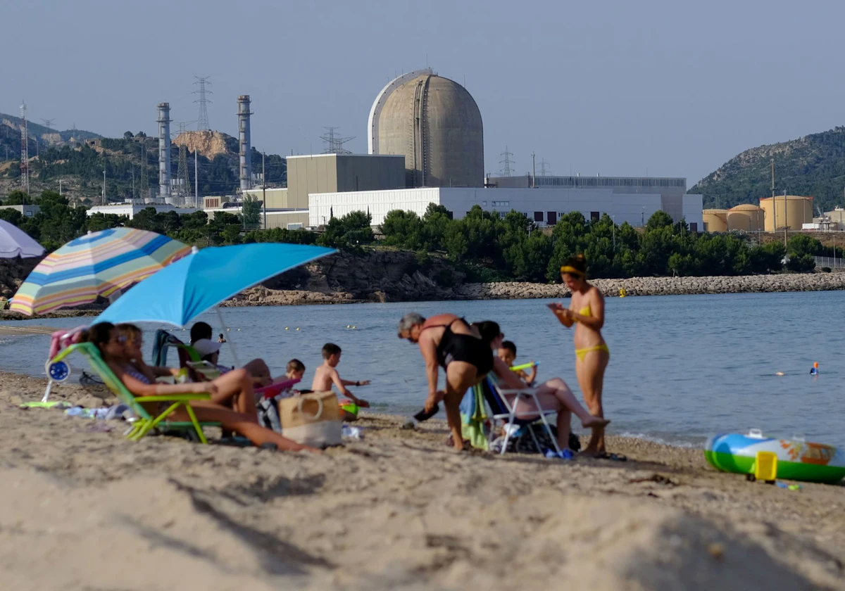 La central nuclear de Vandellós II, al fondo en la playa de la Almadraba en Hospitalet del Infante (Tarragona)