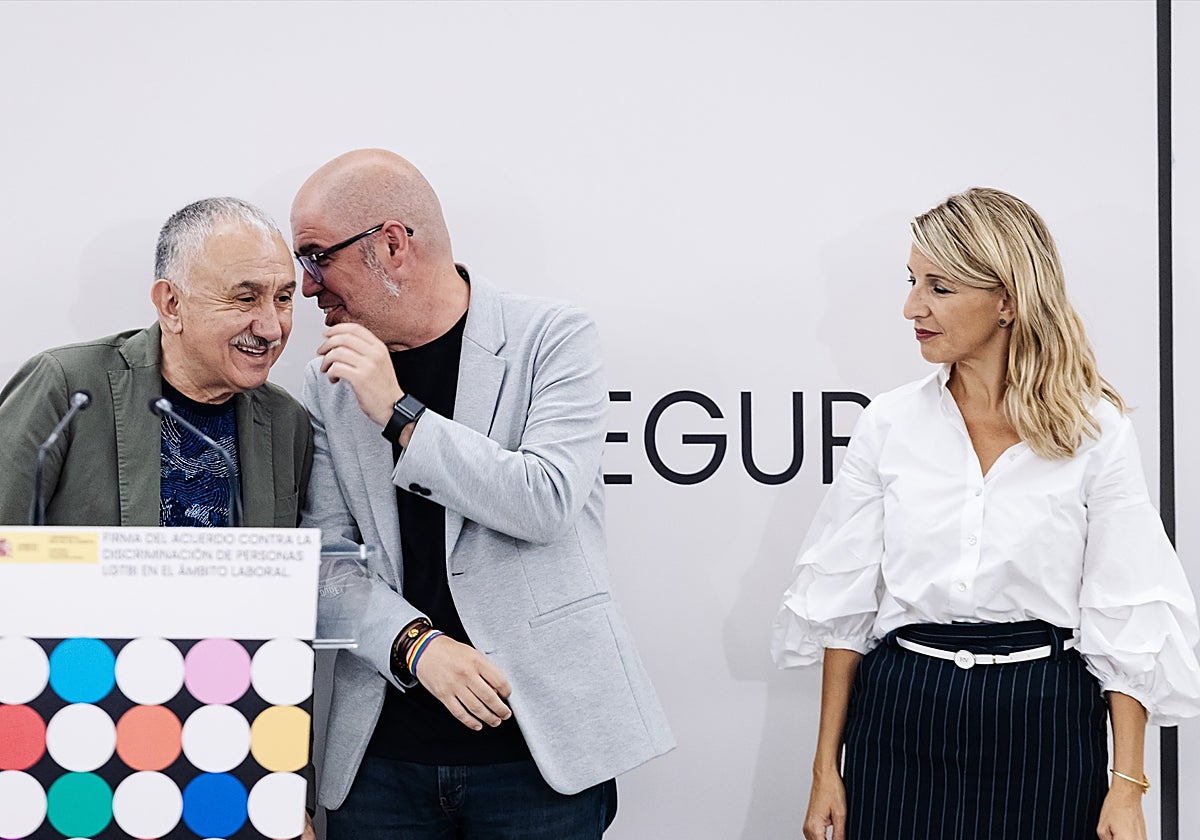 El secretario general de la UGT, Pepe Álvarez, el secretario general de CC.OO., Unai Sordo, y la vicepresidenta segunda y ministra de Trabajo y Economía Social, Yolanda Díaz