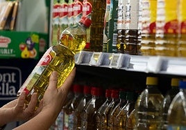 La OCU constata que los supermercados han trasladado al precio del aceite la supresión del IVA