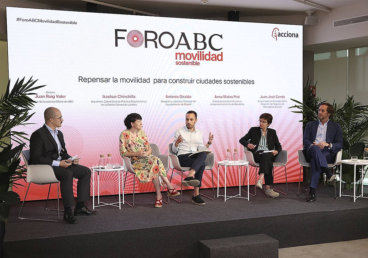 Juan Roig Valor (ABC), Antonio Giraldo (Ayuntamiento de Madrid), Anna Matas Prat (Universitat Autònoma de Barcelona-Consejo Asesor MITMA), Izaskun Chinchilla (Bartlett School de Londres) y Juan José Conde (Acciona).