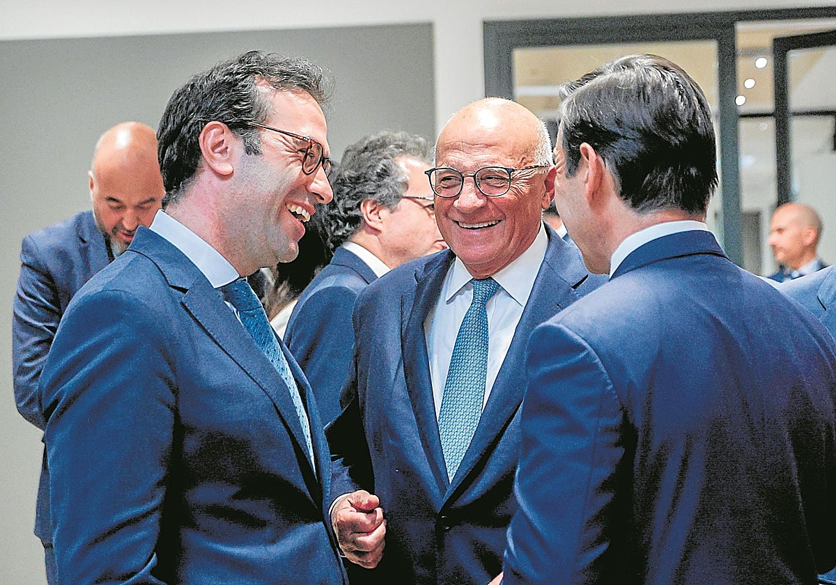 De izq. a dcha.: Carlos Cuerpo, ministro de Economía; Josep Oliu, presidente de Banco Sabadell; y, de espaldas, Carlos Torres, presidente de BBVA