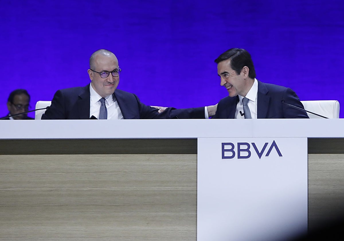 Carlos Torres (dcha.), presidente de BBVA, y Onur Genç, consejero delegado, en la junta extraordinaria