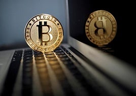El bitcoin cae un 10% en cuatro días y toca mínimos de febrero por debajo de los 54.000 dólares