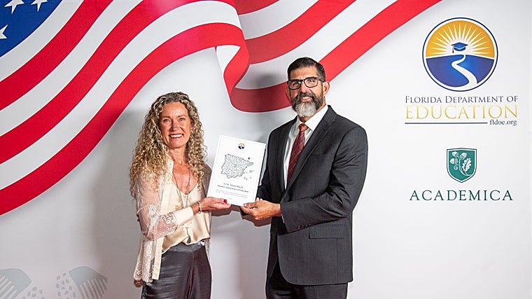 Cristina Benito Pueyo, directiva de ACADEMICA España, entrega el reconocimiento al Comisionado de Educación del Estado de Florida // Belén díaz