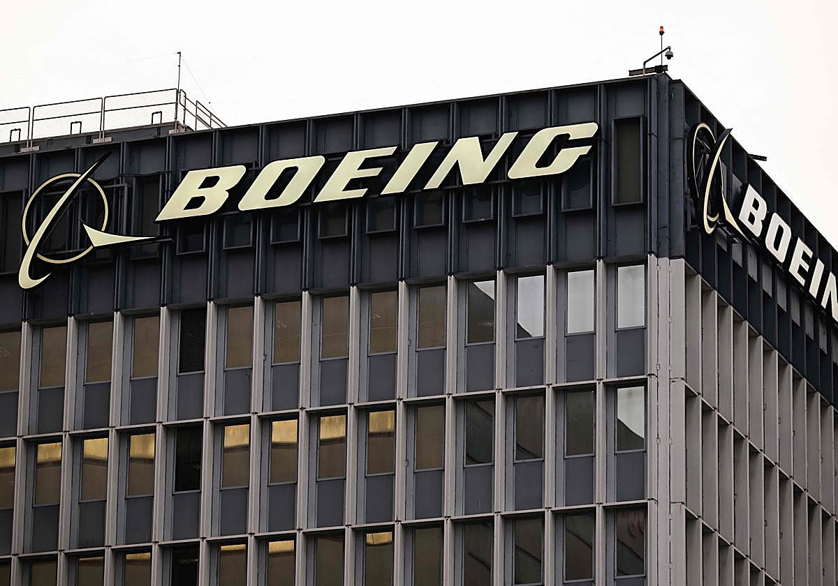 El logo de Boeing en unas oficinas de la compañía cerca del Aeropuerto Interncional de Los Angeles