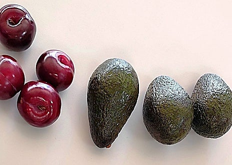 Imagen secundaria 1 - En envase comestible de una ración individual de fideos instantáneos en el que la salsa de tomate está integrada en el propio envase y al lado otro envase comestible de una ración individual de muesli con el cacao integrado en el material comestible del envase que se disuelve en leche caliente. Fruta con el recubrimiento de Bio2Coat y sin él 