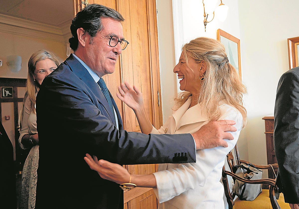 En vídeo: Yolanda Díaz asegura que volverán a intentarlo "todo" con CEOE en la mesa sobre reducción de jornada | Foto: El presidente de la CEOE, Antonio Garamendi, y la vicepresidenta del Gobierno, Yolanda Díaz
