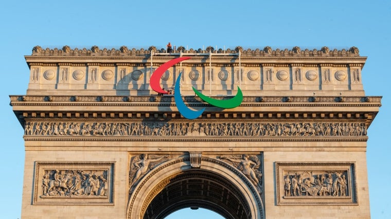 Agitos paralímpicos en el Arco del Triunfo