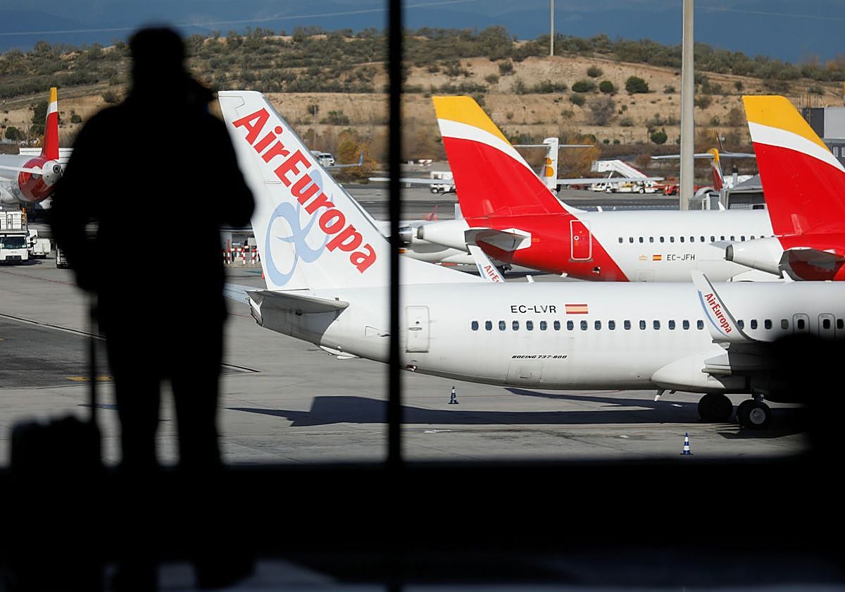 Un pasajero espera la salida de su vuelo en una terminal del aeropuerto Madrid-Barajas