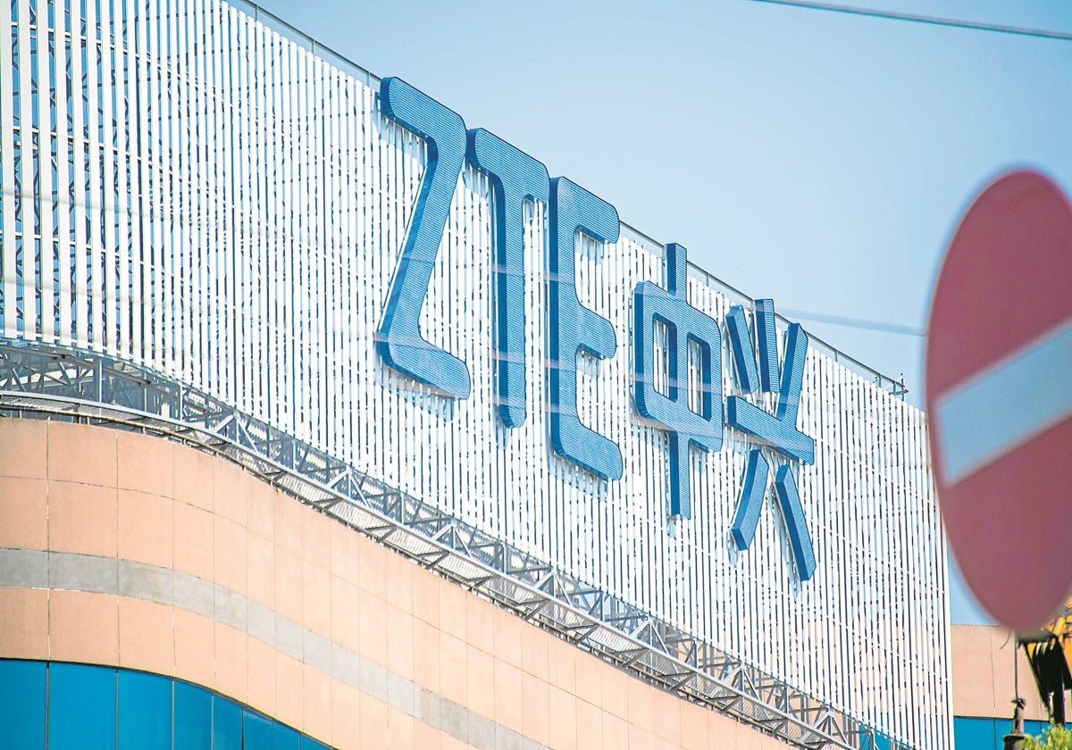 Una imagen del logo de ZTE, una de las firmas afectadas por el veto alemán, en un edificio en Shanghai