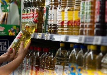 Consumo pide información a los supermercados para comprobar que se traslada la rebaja del IVA del aceite al precio final