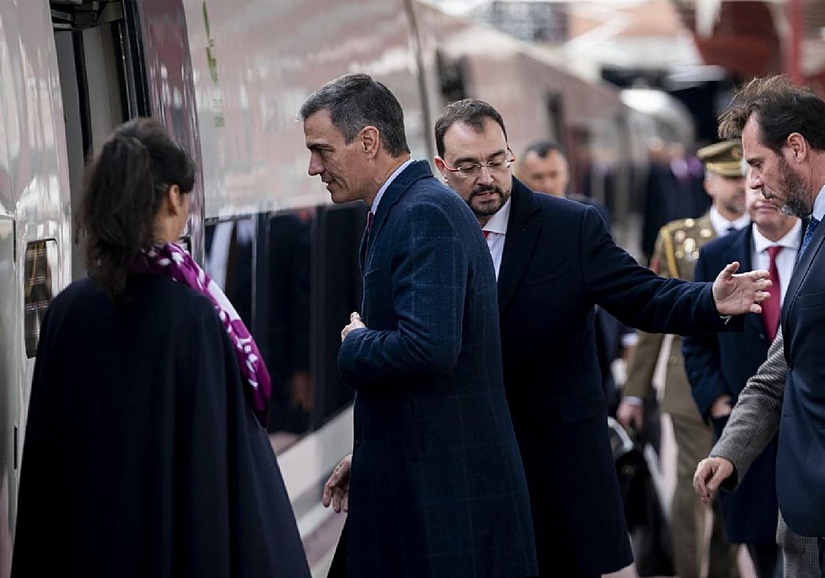 Pedro Sánchez y el ministro de Transportes, óscar Puente