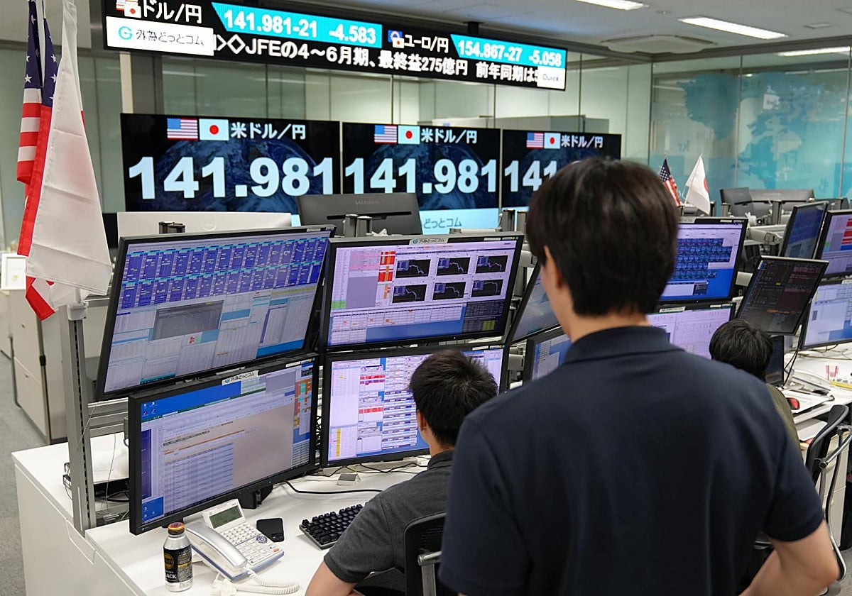 Una operador supervisa la fluctuaciones del mercado en la Bolsa de Japón