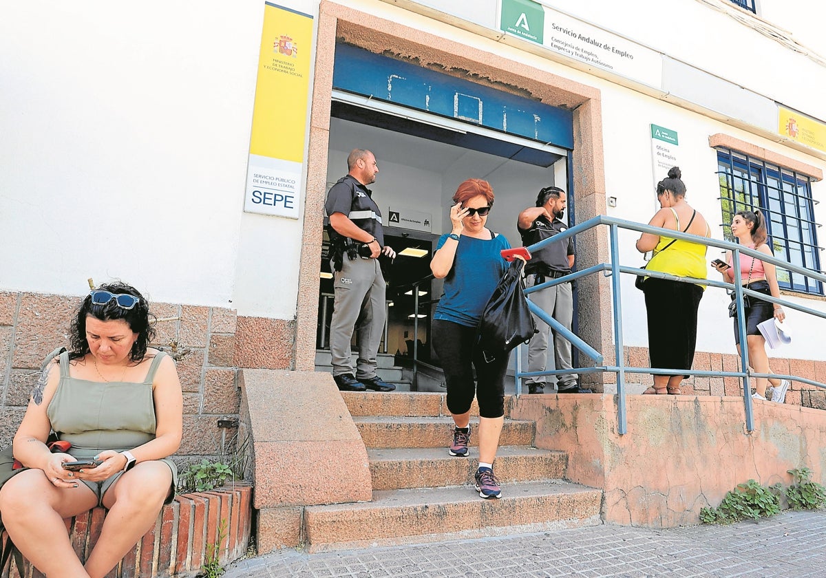 Personas en una oficina pública de empleo de Córdoba