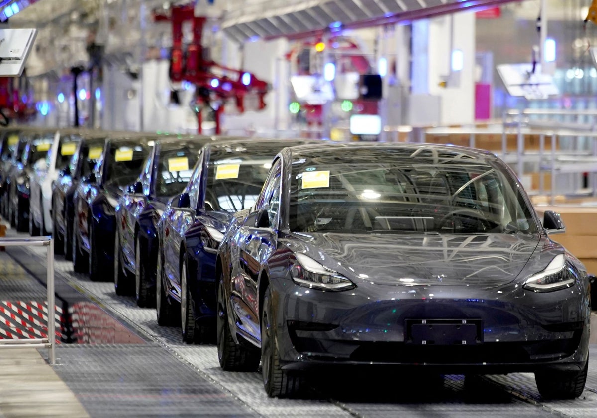 Un modelo de Tesla en la fábrica de Shanghai, China