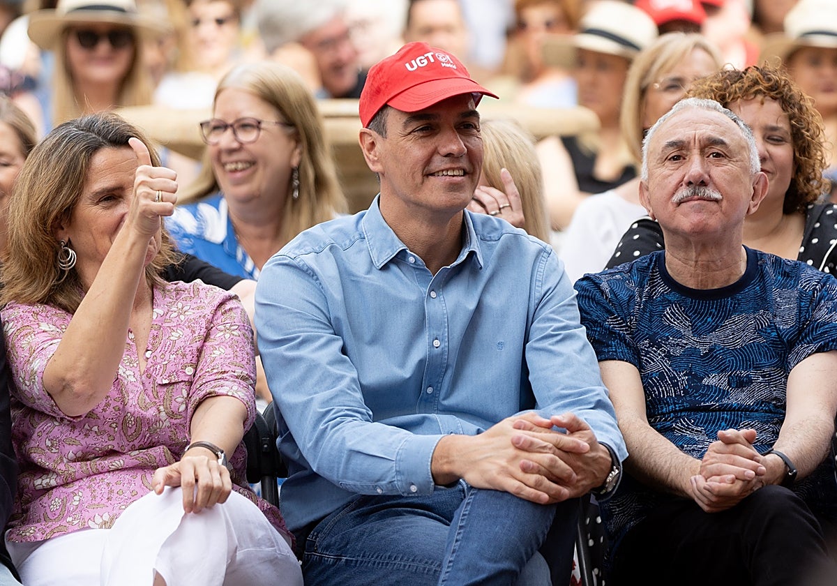 La vicepresidenta y ministra de Transición Ecológica, Teresa Ribera; el  presidente del Gobierno, Pedro Sánchez y el secretario general de UGT, Pepe Álvarez