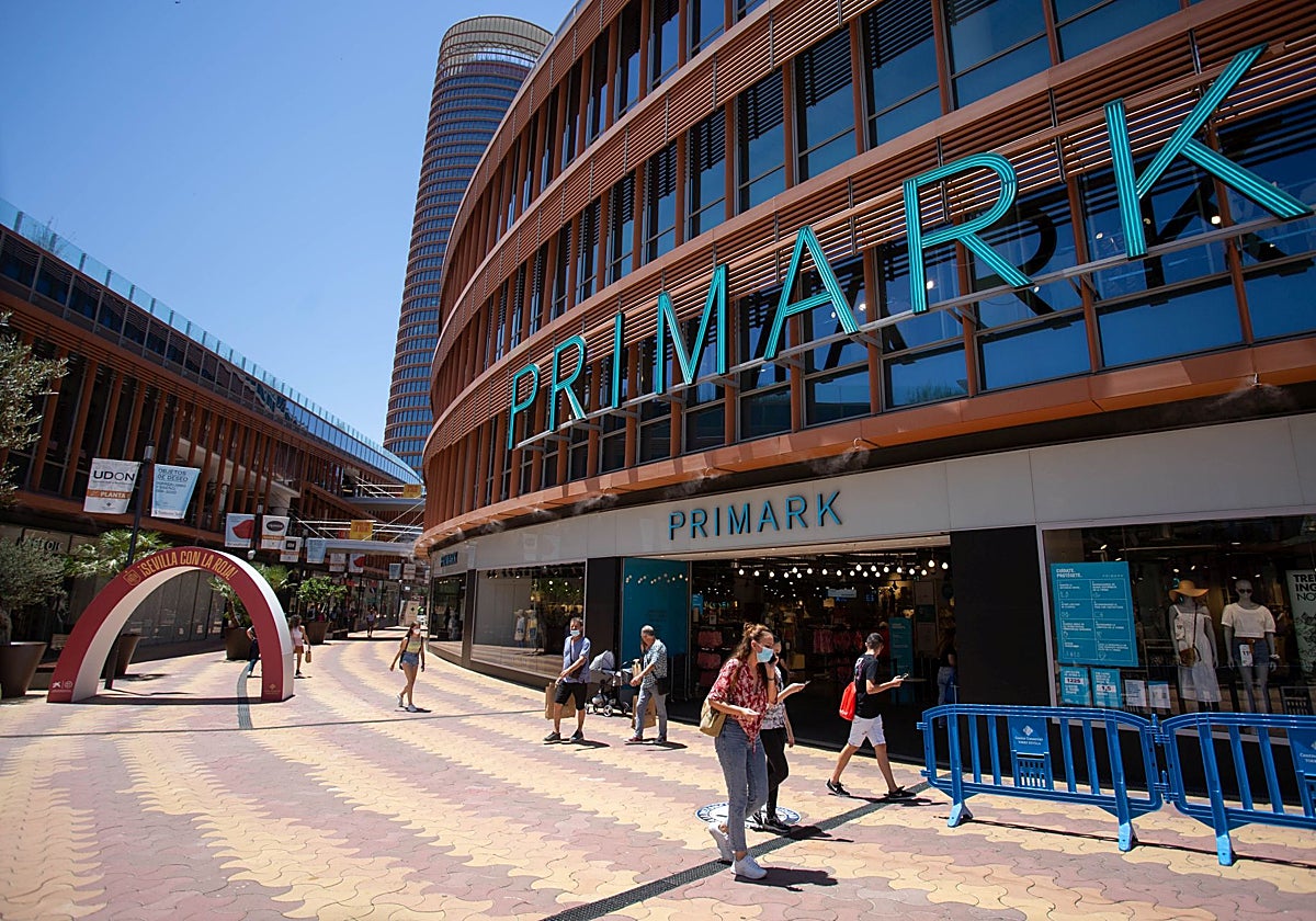 El centro comercial Torre Sevilla, con el rascacielos de oficinas y el hotel al fondo, fue inaugurado en septiembre de 2018