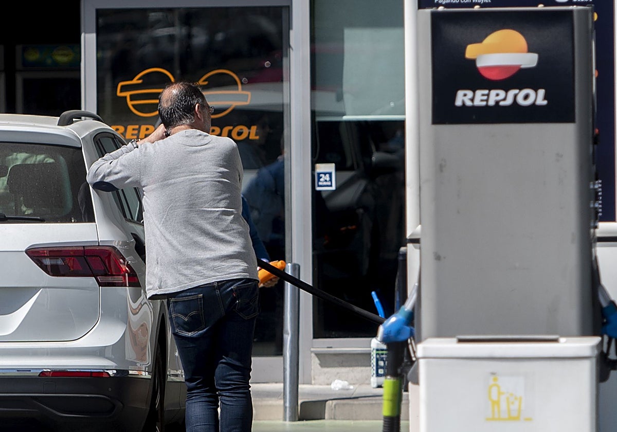 Una persona reposta en una gasolinera de Arganda del Rey en Madrid