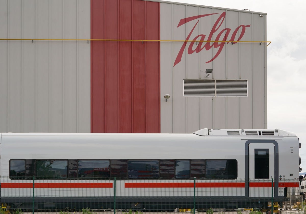 Un tren de Talgo frente a una factoría en País Vasco