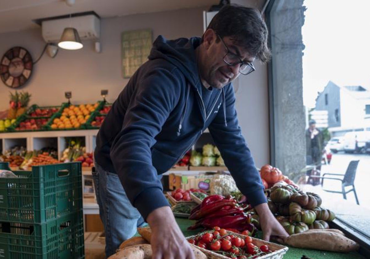Un autónomo trabajando en una frutería