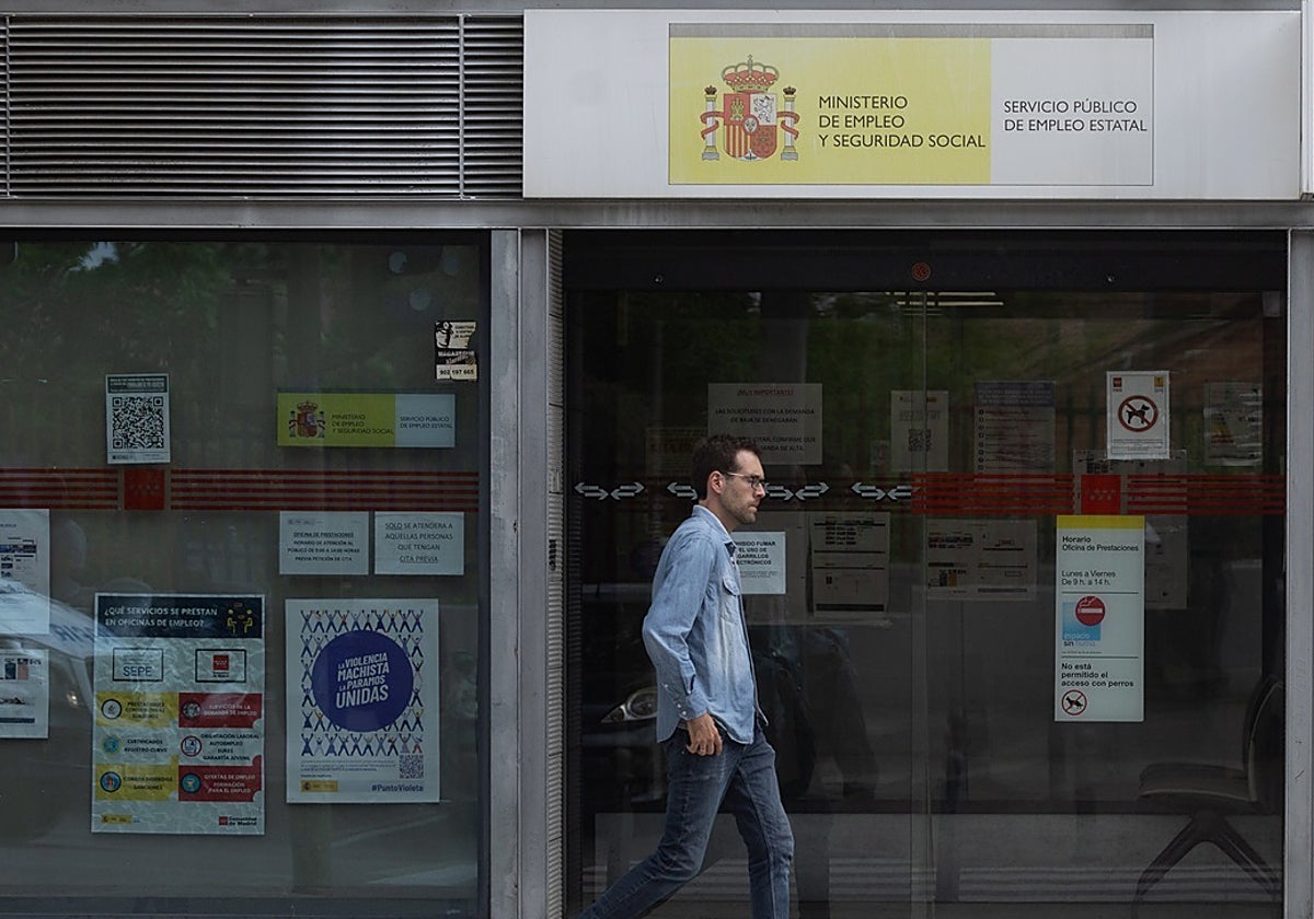 Una persona camina al lado de una oficina del SEPE