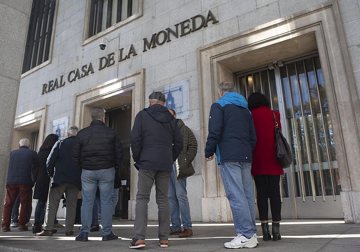 Colas en la Fábrica de Moneda y Timbre en una foto de archivo