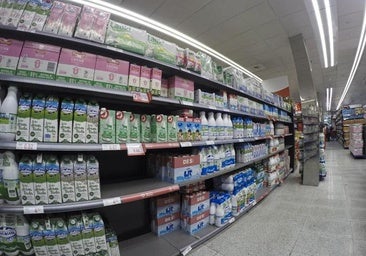 Facua denuncia que ocho cadenas de supermercados venden sus marcas blancas de leche al mismo precio