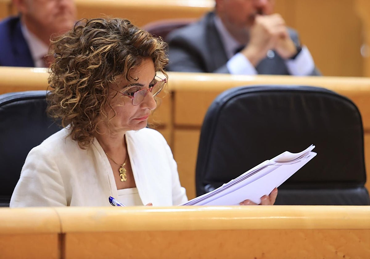 La vicepresidenta primera y ministra de Hacienda, María Jesús Montero, en el Senado